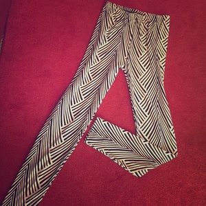 One size black and white leggings.